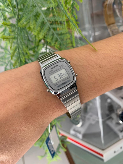 Casio Vintage LA670WA-7DF Damen Digitaluhr – Silber Retro