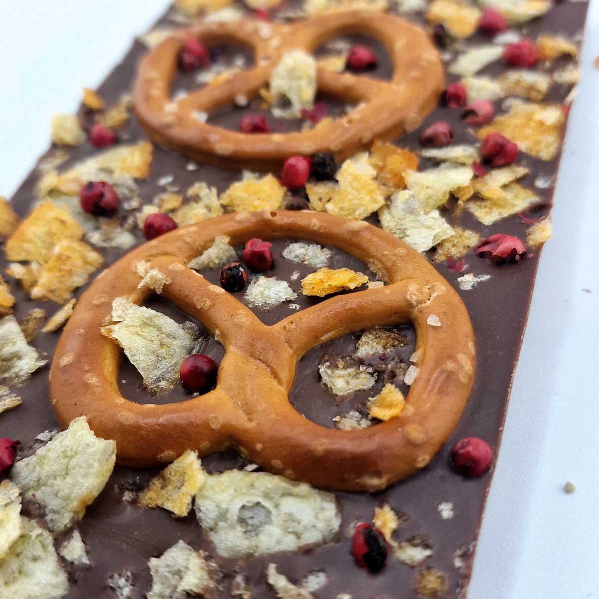 Ritonka Premium Milchschokolade - Brezel, Crispy Chips, red Pepper 95g - Handarbeit - Candyshop.ch